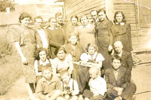 Novik family before the war.  Genya (Golda) Tunkel - top row, first from right (c. 128 Kb)