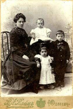 Bety Himelfarb and her children