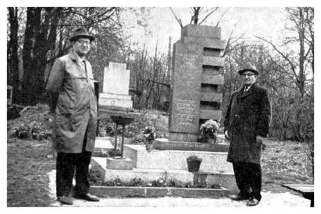 Sos521a.jpg [32 KB] - Majer Lancman near the memorial headstone for the Zaglembian Jews in Sosnowiec