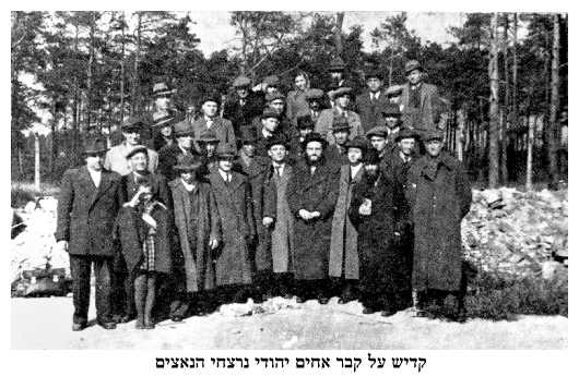 Kaddish over the mass grave of Jews murdered by the Nazis  - dab455.jpg [34 KB]