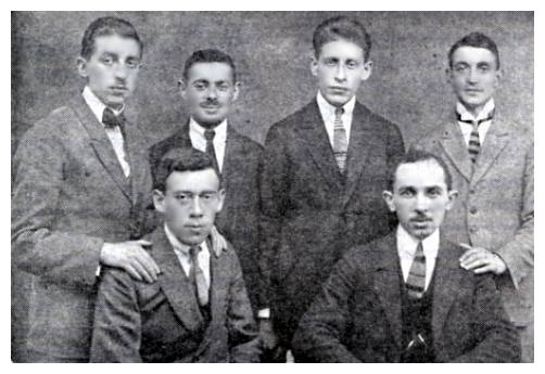 Sos615b.jpg [32 KB] - A group making aliyah to Eretz Yisrael in 1920
