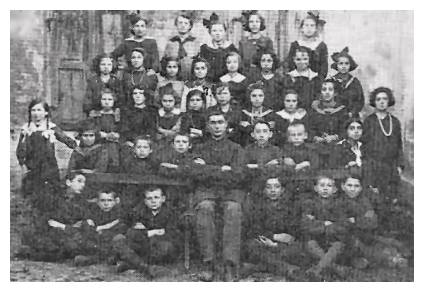 zgi507.jpg The grade 5 class of the elementary school (1918) [25 KB]