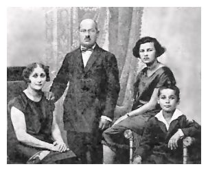 zgi658.jpg Janek, Sara, father Chanoch and mother Esther Goldstein [11 KB]